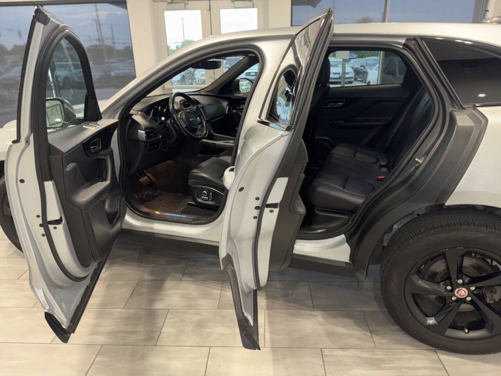 2020 Jaguar F-PACE Image 18