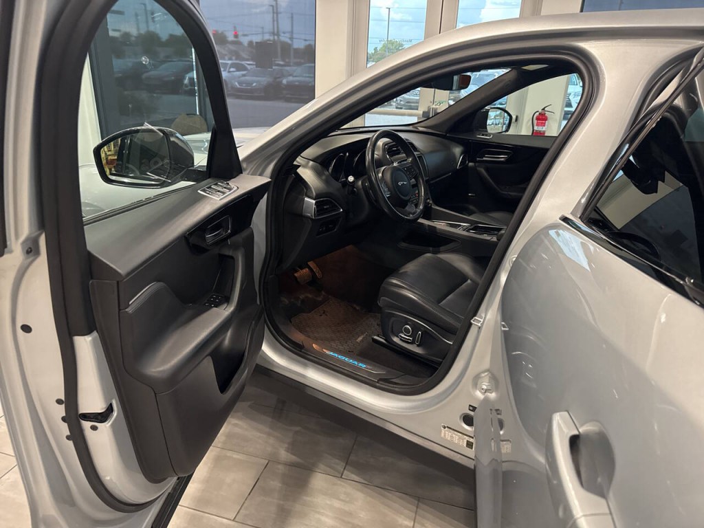 2020 Jaguar F-PACE Image 19