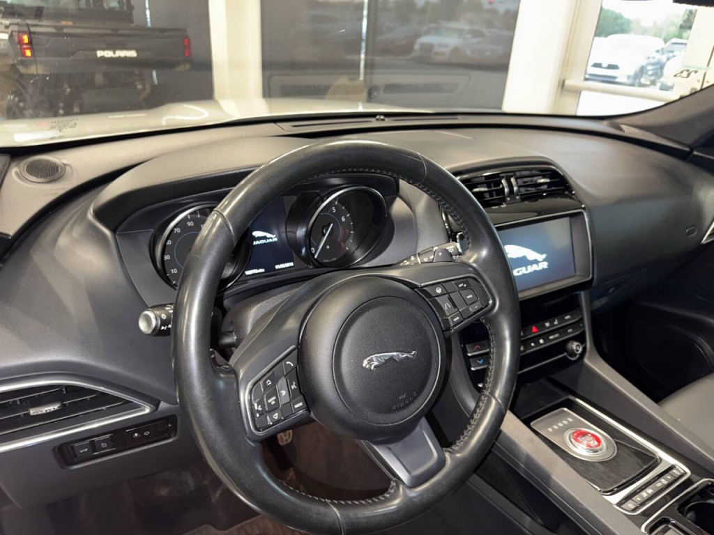 2020 Jaguar F-PACE Image 20