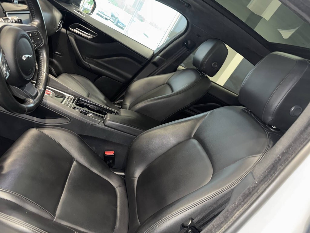 2020 Jaguar F-PACE Image 21