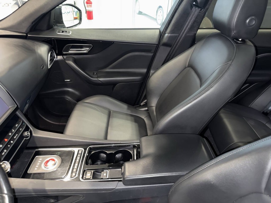 2020 Jaguar F-PACE Image 22