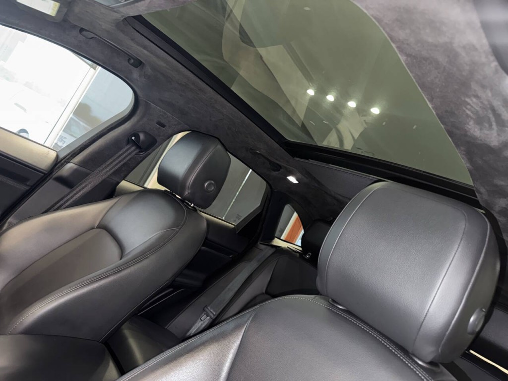 2020 Jaguar F-PACE Image 23