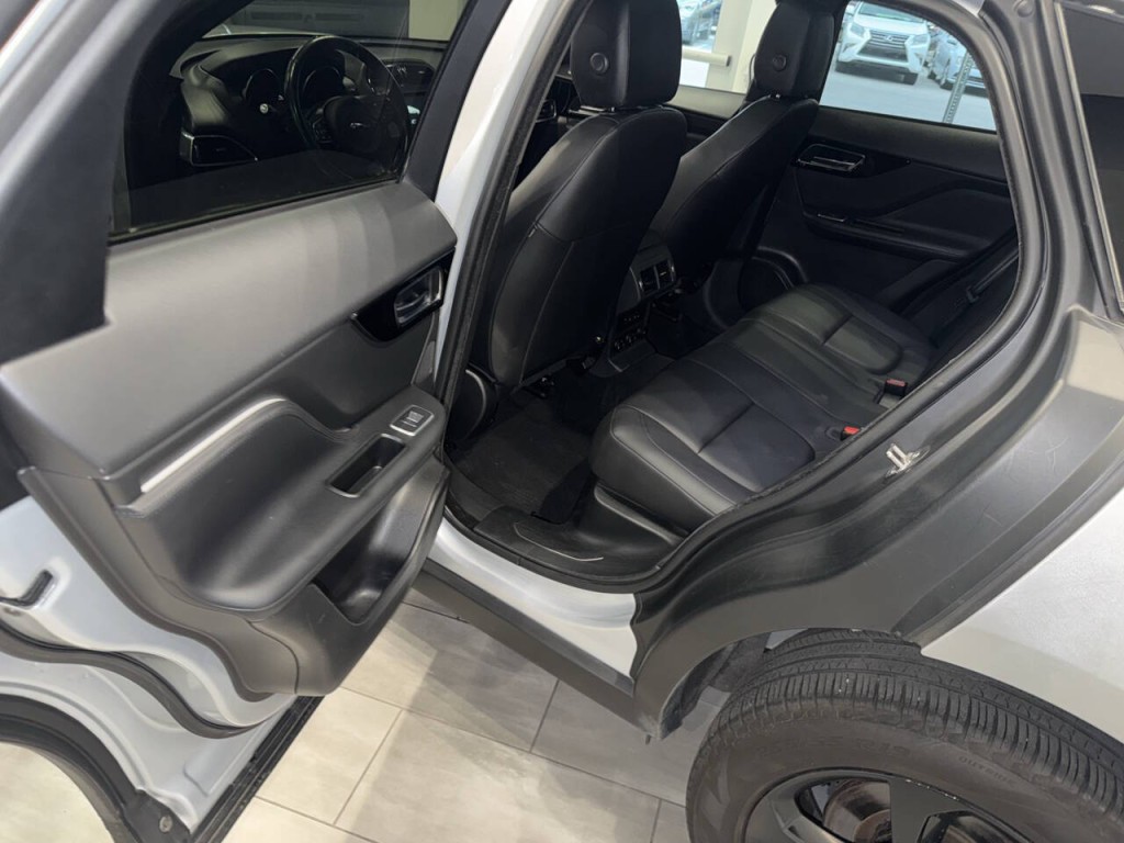 2020 Jaguar F-PACE Image 24