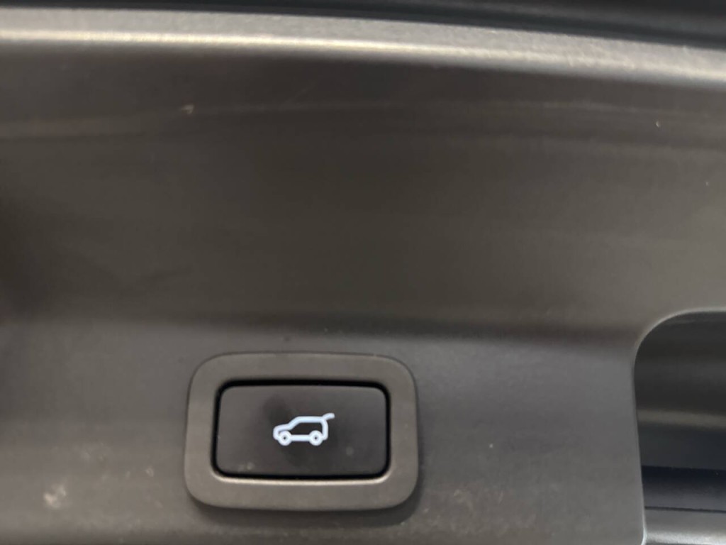 2020 Jaguar F-PACE Image 27