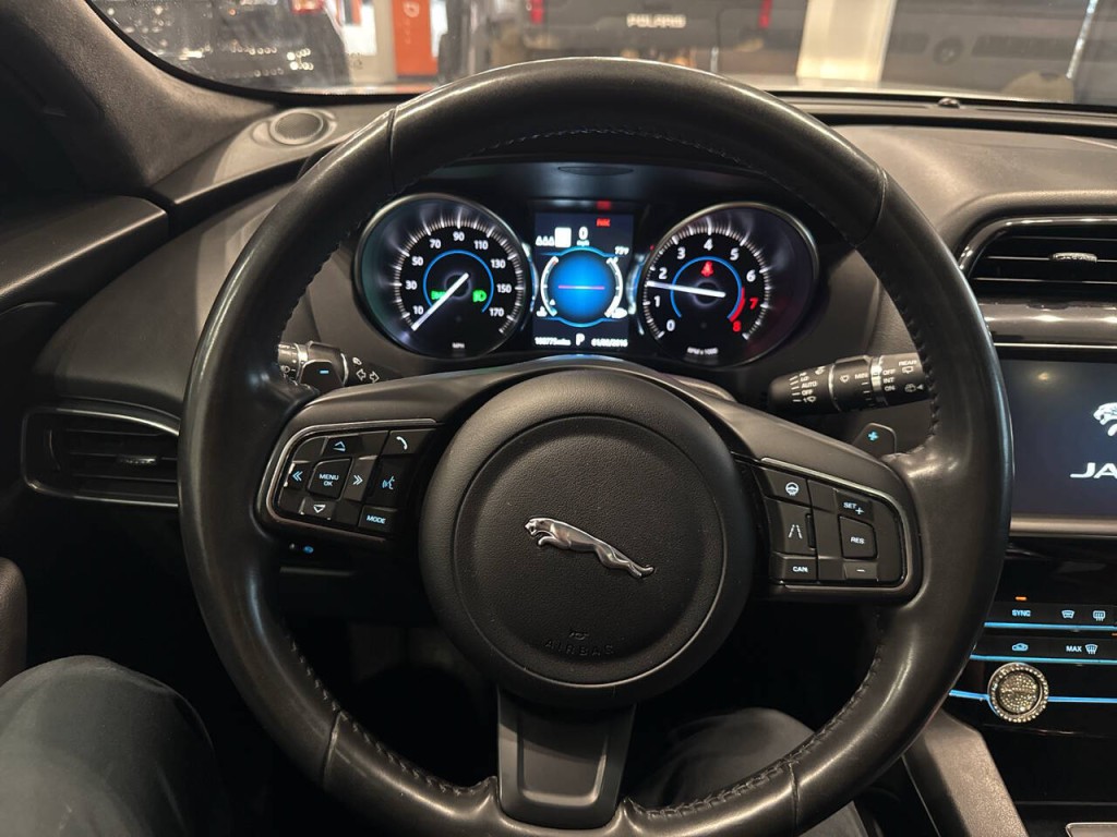 2020 Jaguar F-PACE Image 30