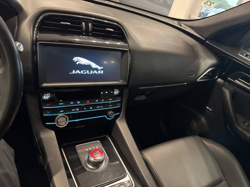 2020 Jaguar F-PACE Image 32