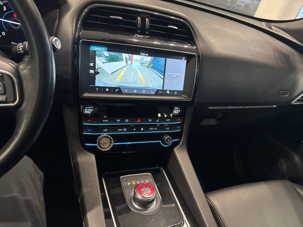 2020 Jaguar F-PACE Image 33