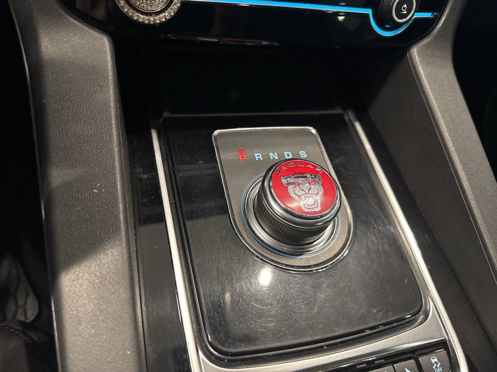 2020 Jaguar F-PACE Image 34