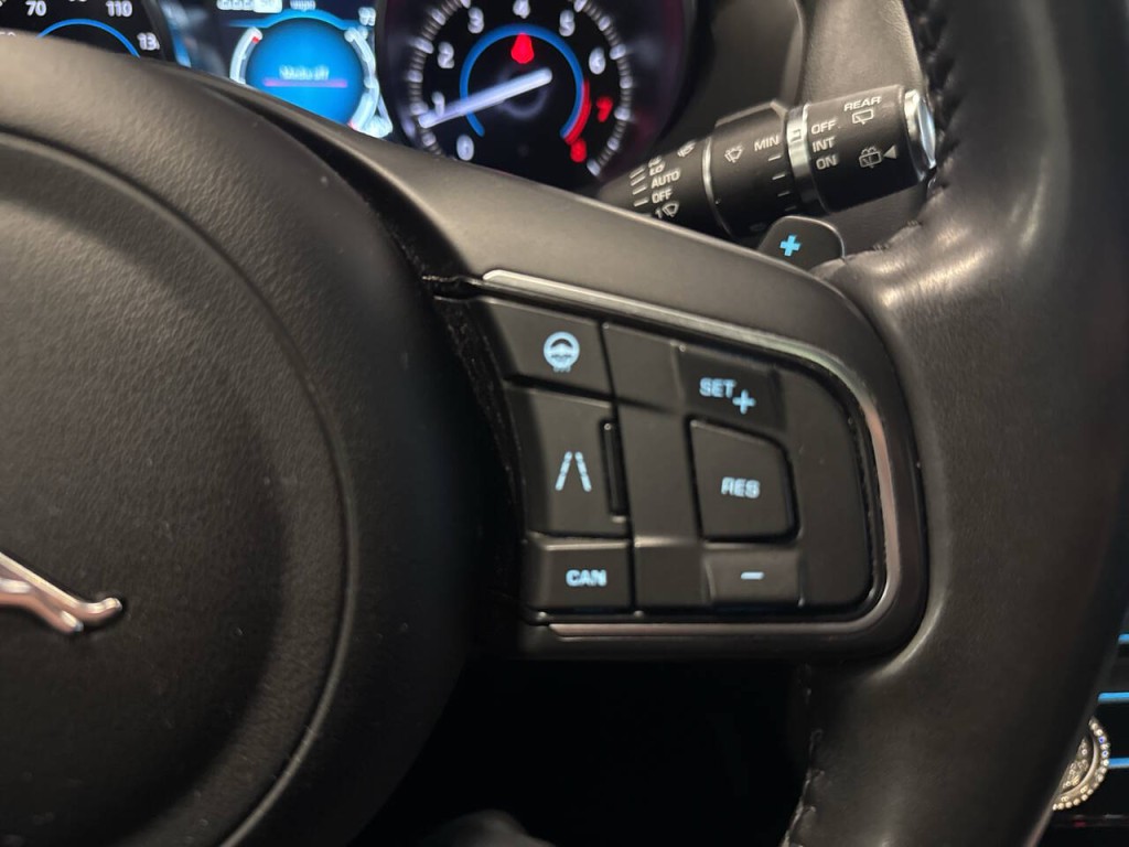 2020 Jaguar F-PACE Image 35