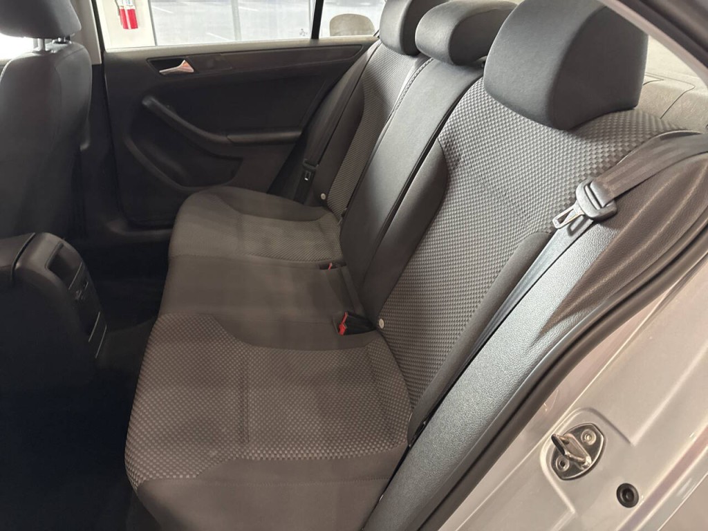 2013 Volkswagen Jetta Image 24