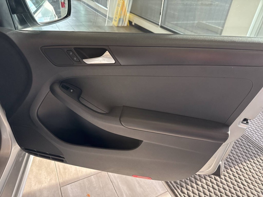 2013 Volkswagen Jetta Image 33