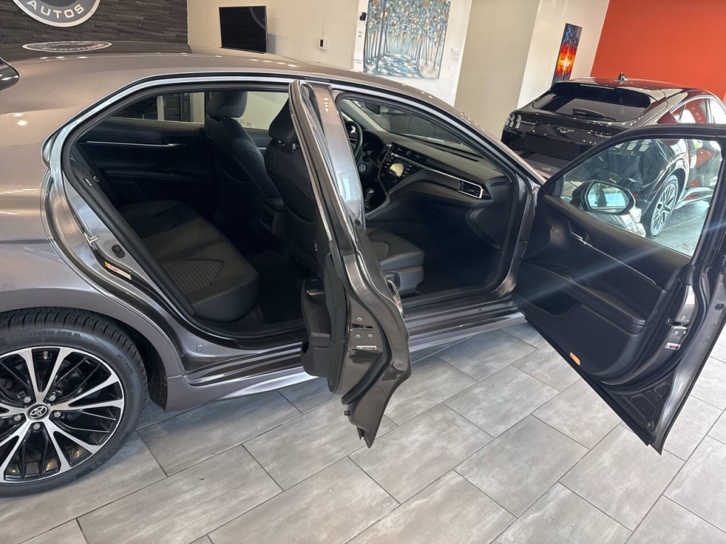 2018 Toyota Camry Image 17
