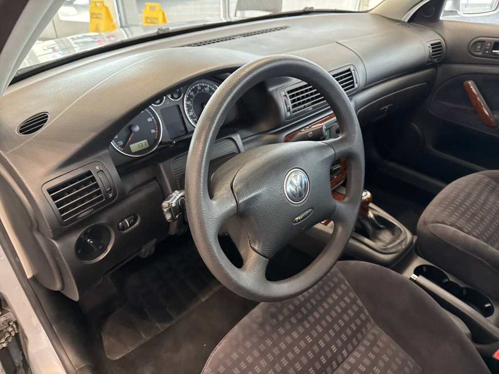 2003 Volkswagen Passat Image 14