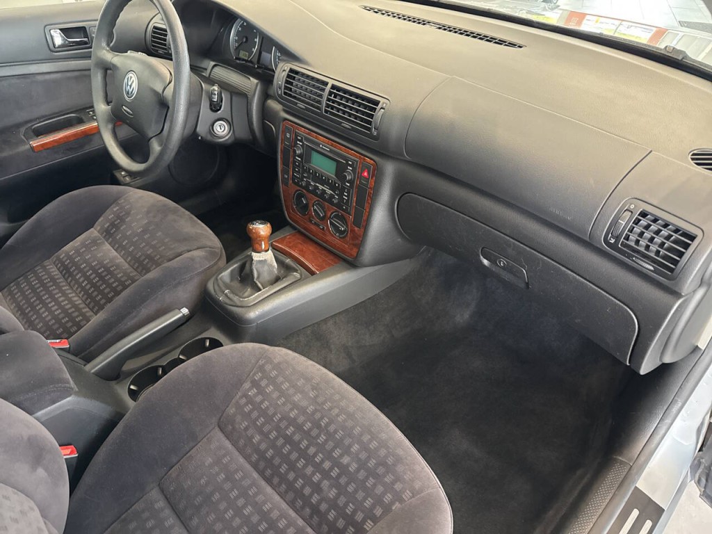 2003 Volkswagen Passat Image 32