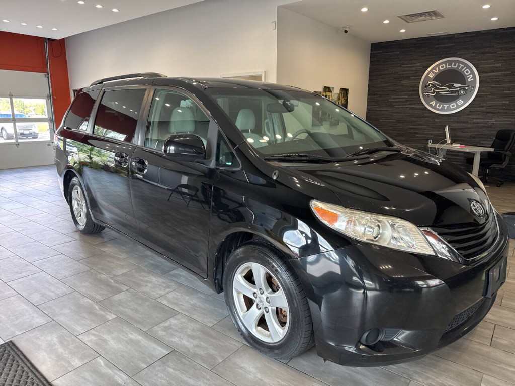 2014 Toyota Sienna Image 2