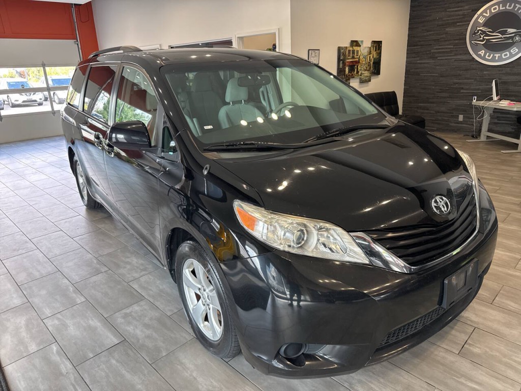2014 Toyota Sienna Image 3