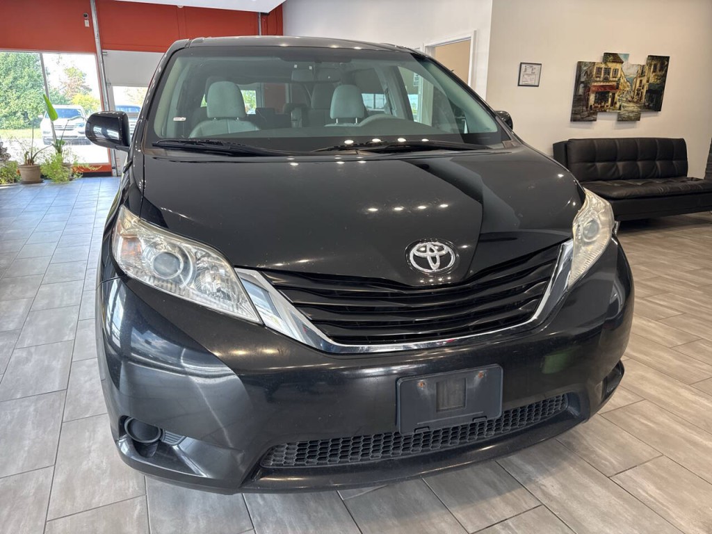 2014 Toyota Sienna Image 4