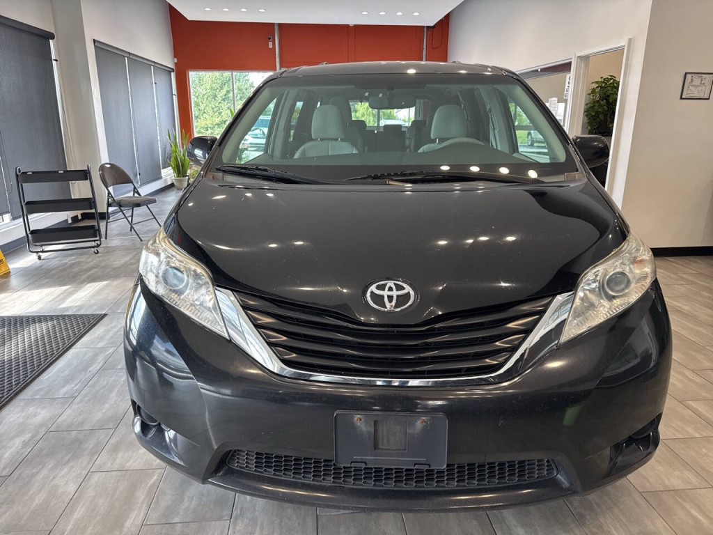 2014 Toyota Sienna Image 5
