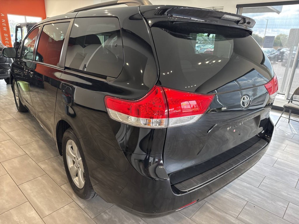 2014 Toyota Sienna Image 10