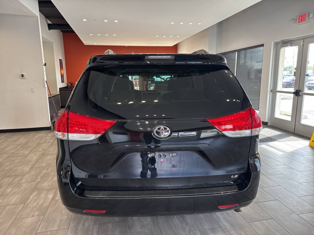 2014 Toyota Sienna Image 11