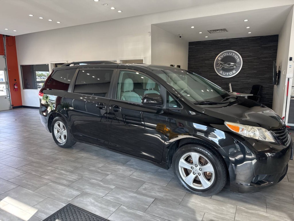 2014 Toyota Sienna Image 12