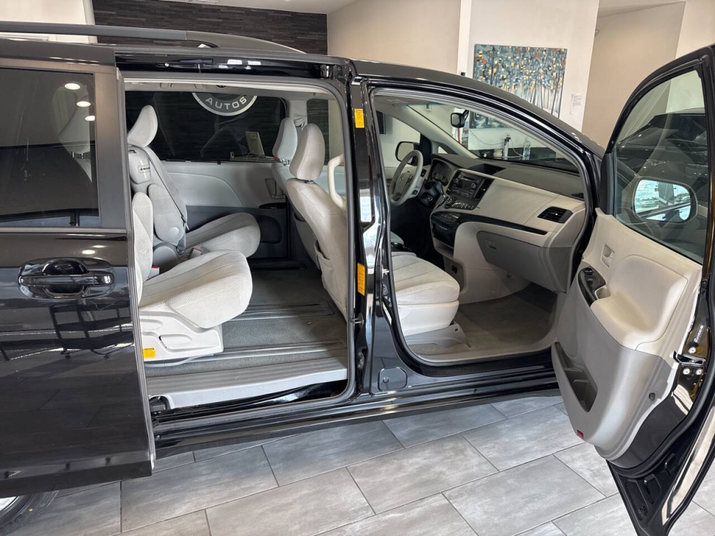 2014 Toyota Sienna Image 13