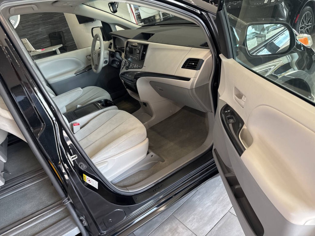 2014 Toyota Sienna Image 14