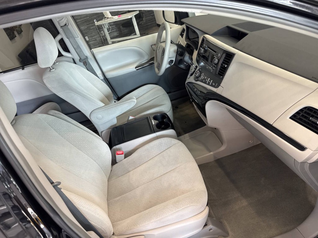 2014 Toyota Sienna Image 15