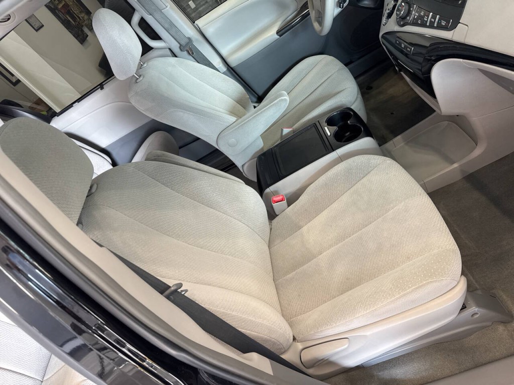 2014 Toyota Sienna Image 16