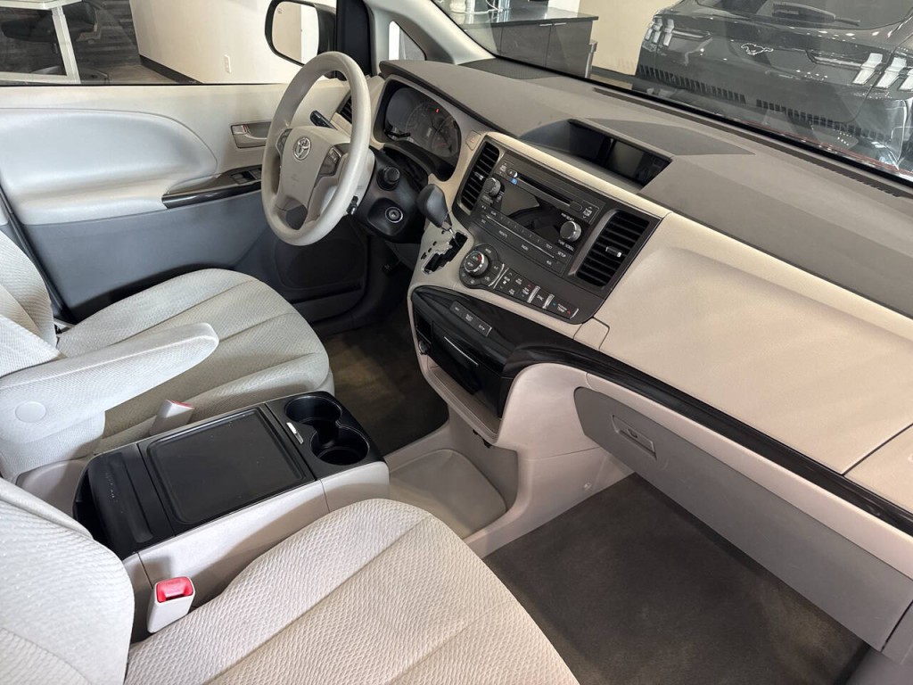 2014 Toyota Sienna Image 17