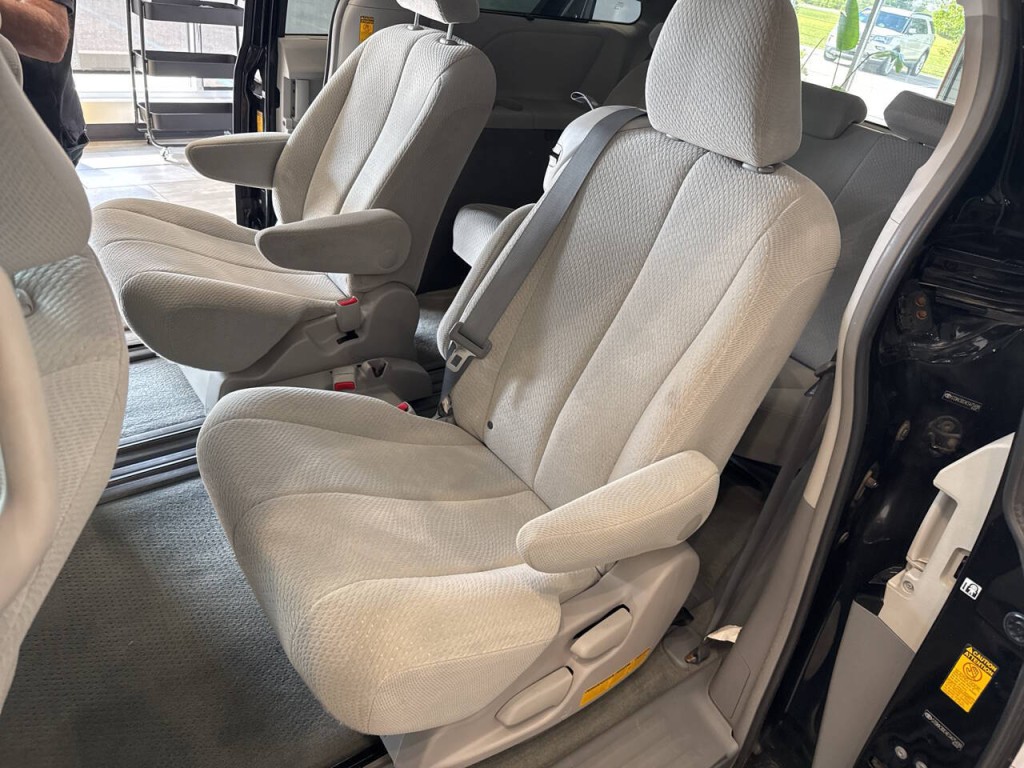 2014 Toyota Sienna Image 18