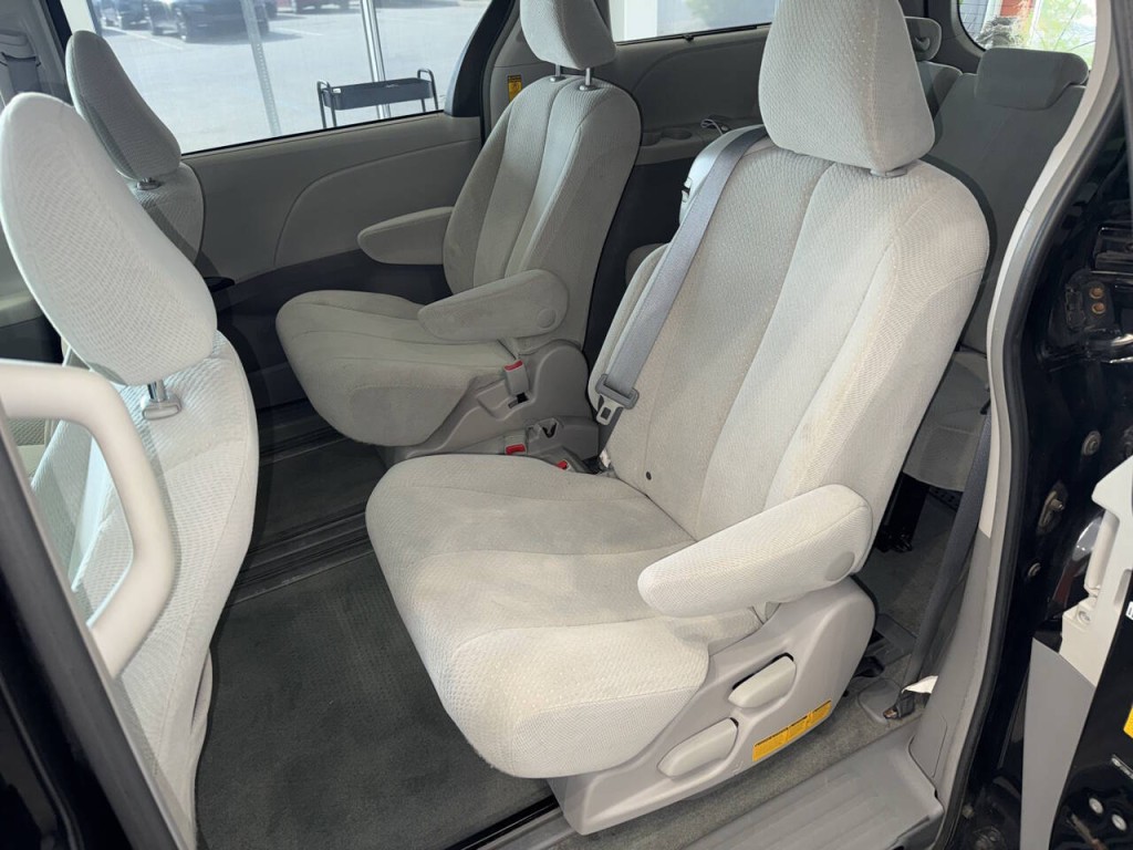 2014 Toyota Sienna Image 19