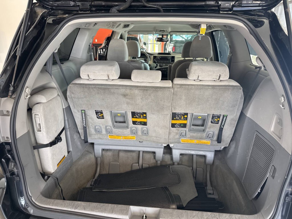 2014 Toyota Sienna Image 22
