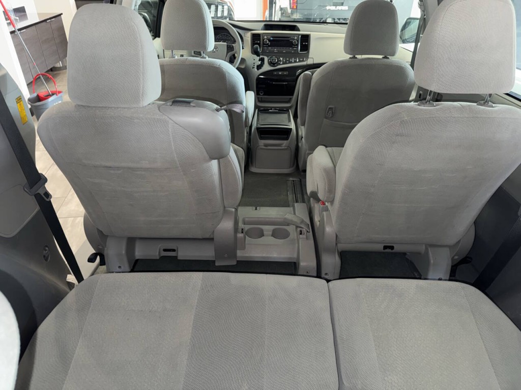 2014 Toyota Sienna Image 24