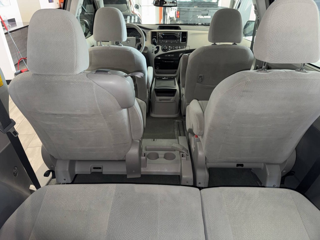 2014 Toyota Sienna Image 25
