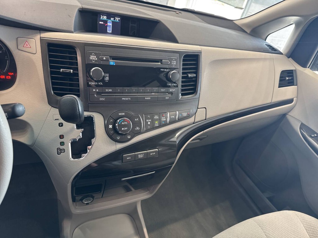 2014 Toyota Sienna Image 26