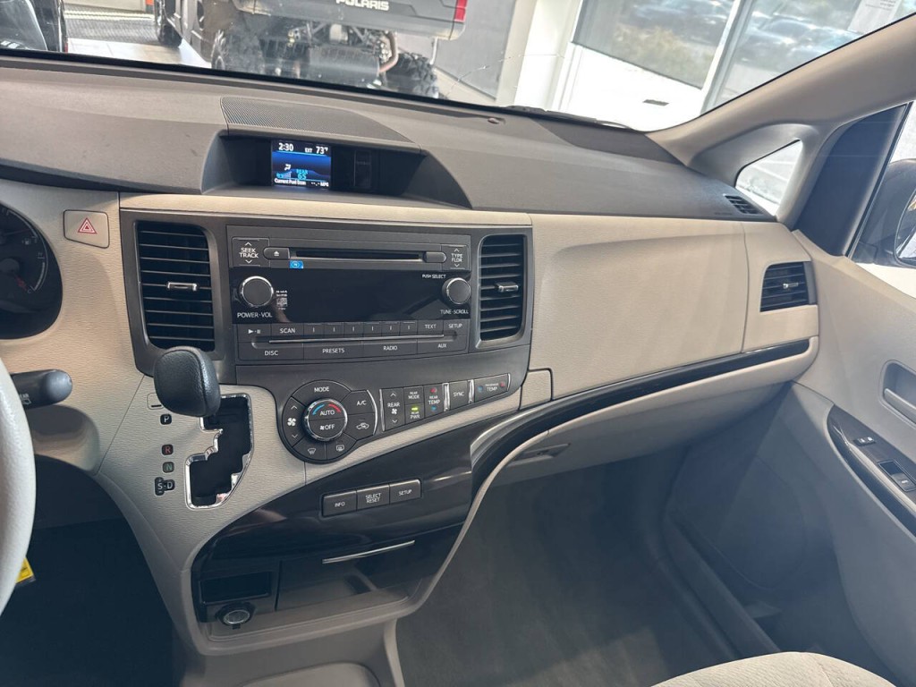 2014 Toyota Sienna Image 27