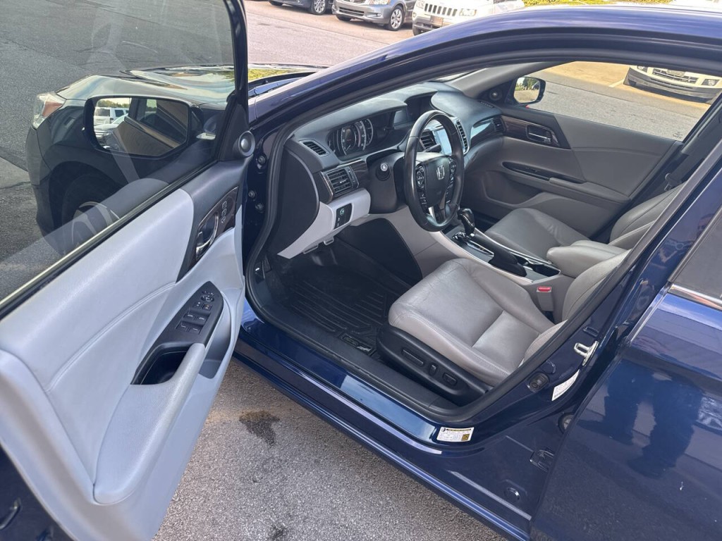 2017 Honda Accord Image 30