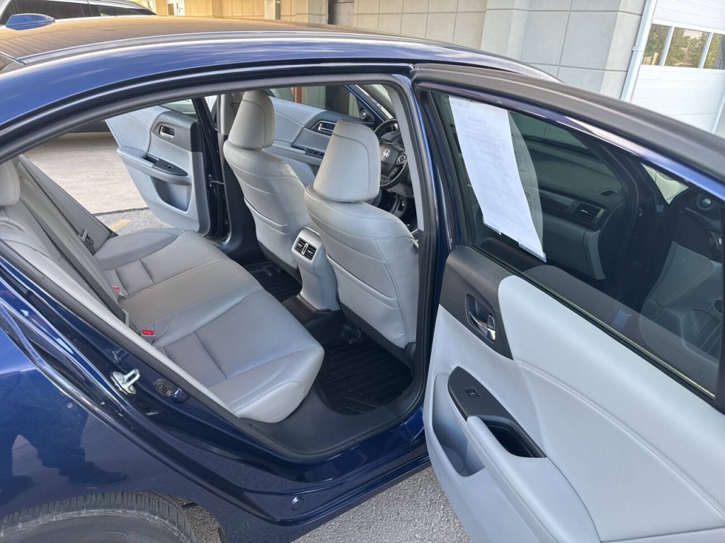 2017 Honda Accord Image 38