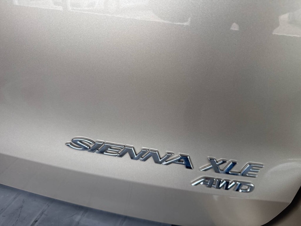 2005 Toyota Sienna Image 12