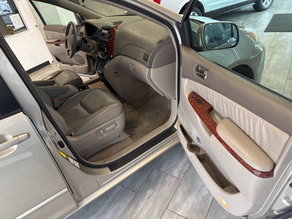 2005 Toyota Sienna Image 16