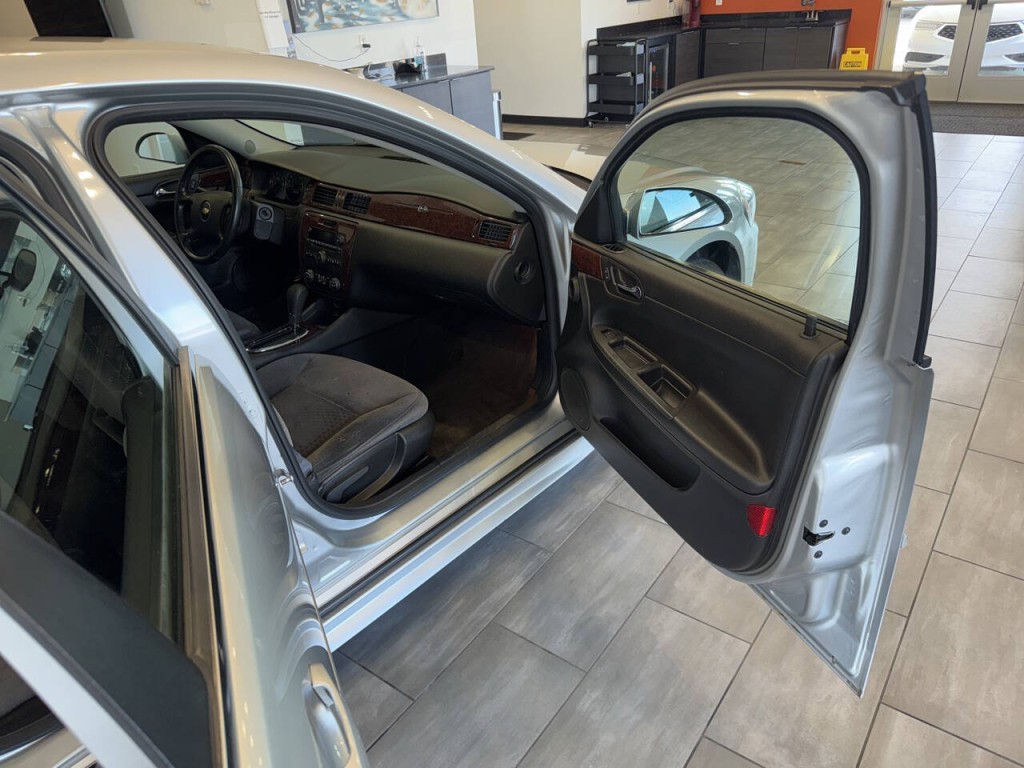 2011 Chevrolet Impala Image 17