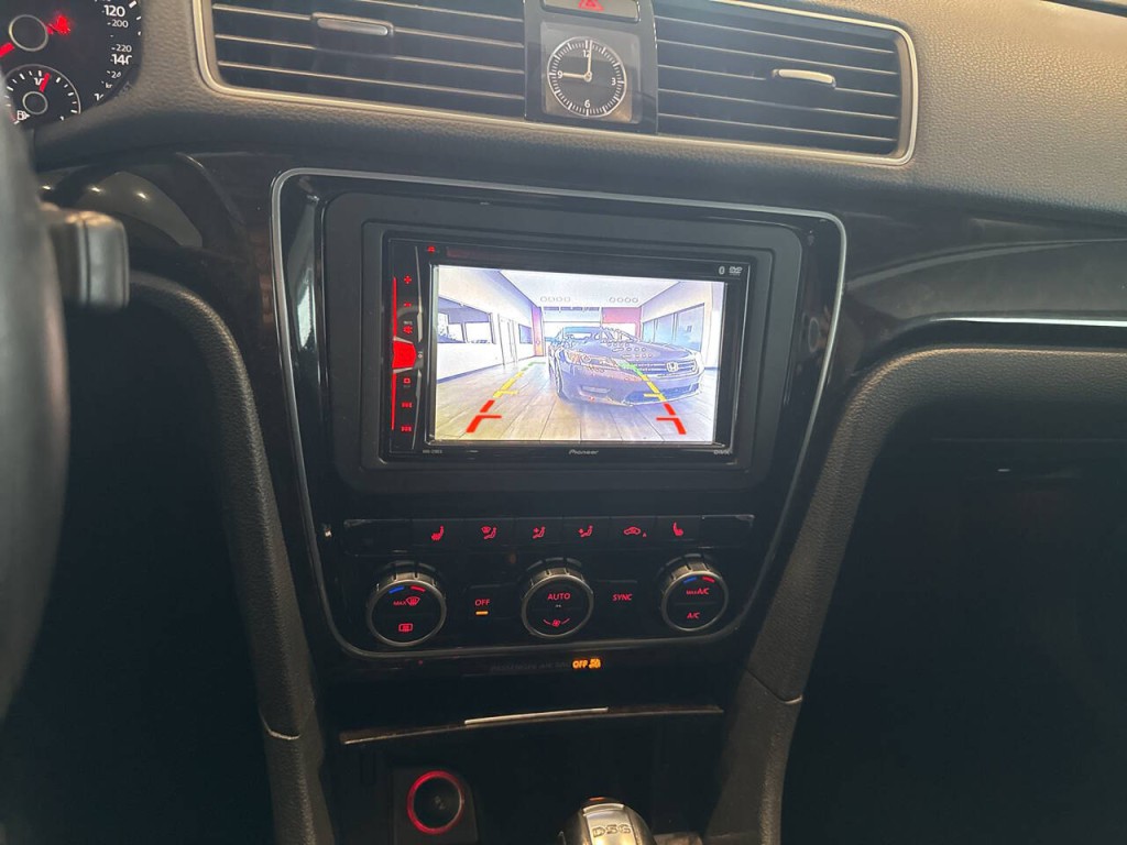 2014 Volkswagen Passat Image 32