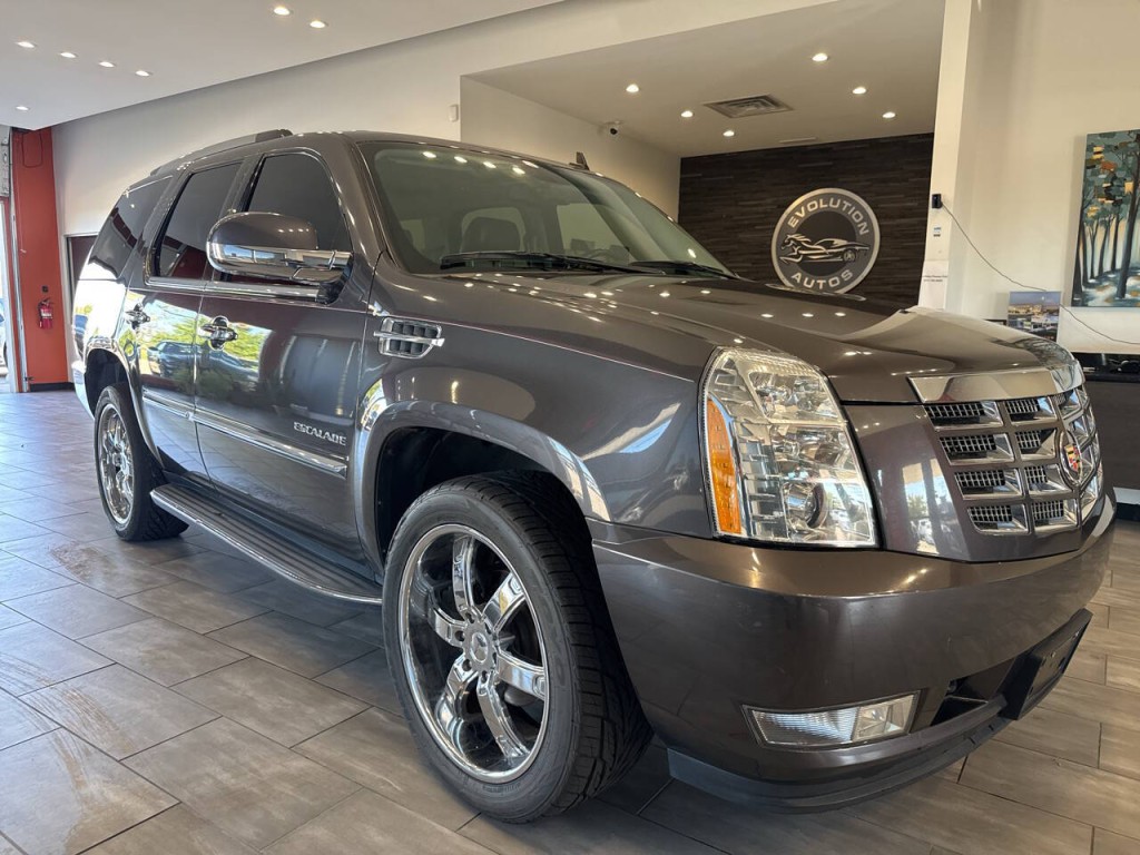 2011 Cadillac Escalade Image 2