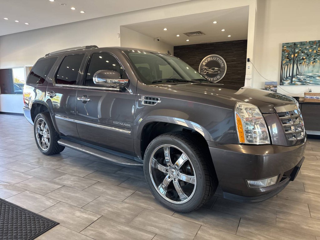 2011 Cadillac Escalade Image 3