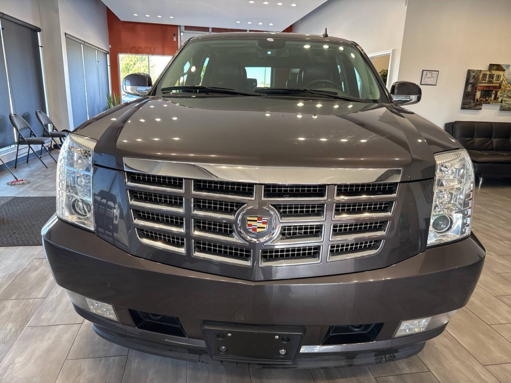 2011 Cadillac Escalade Image 4