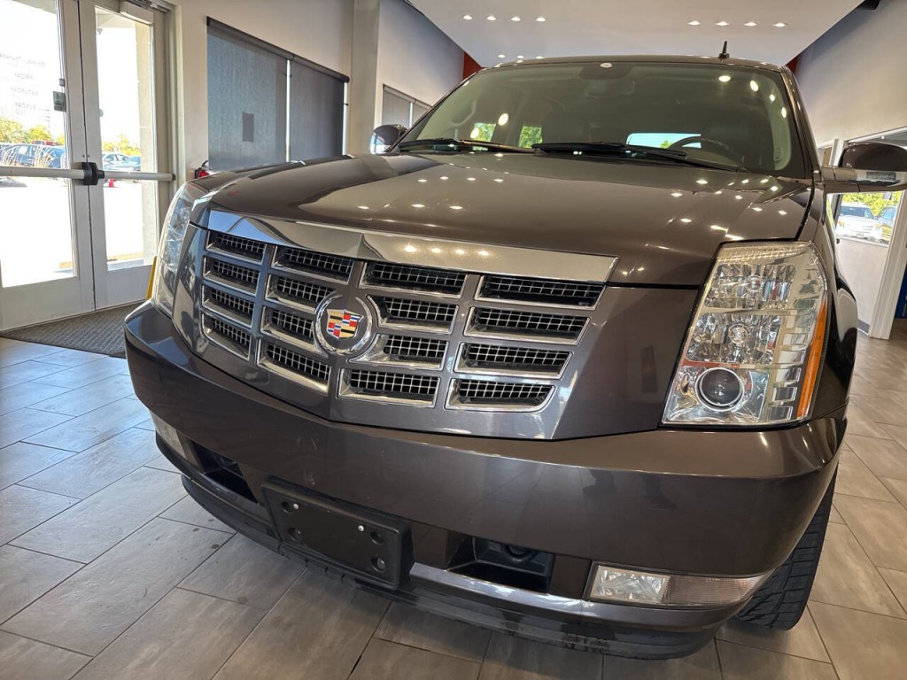 2011 Cadillac Escalade Image 5