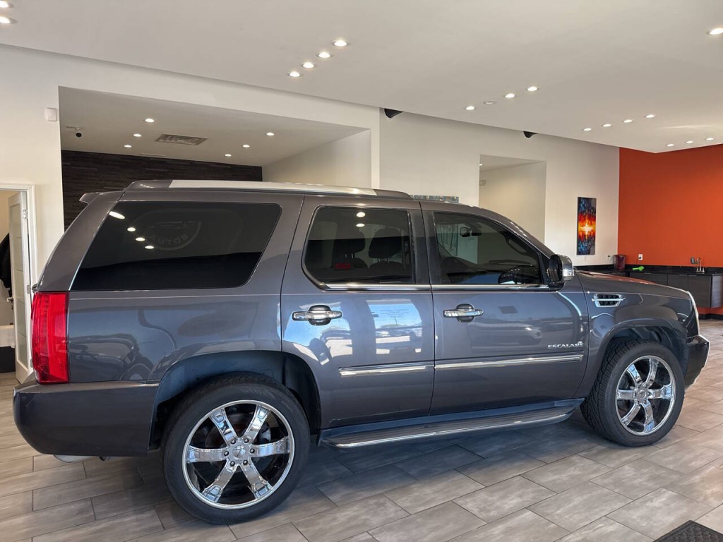 2011 Cadillac Escalade Image 16