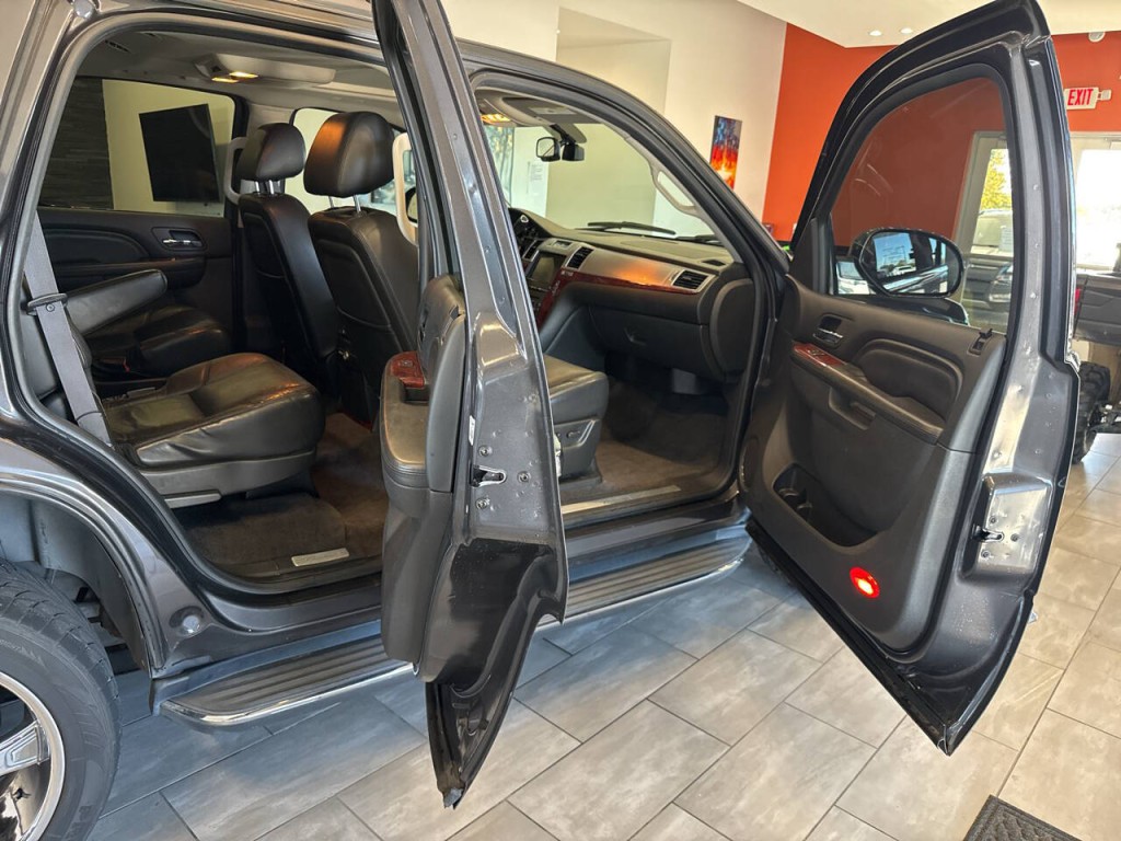 2011 Cadillac Escalade Image 17
