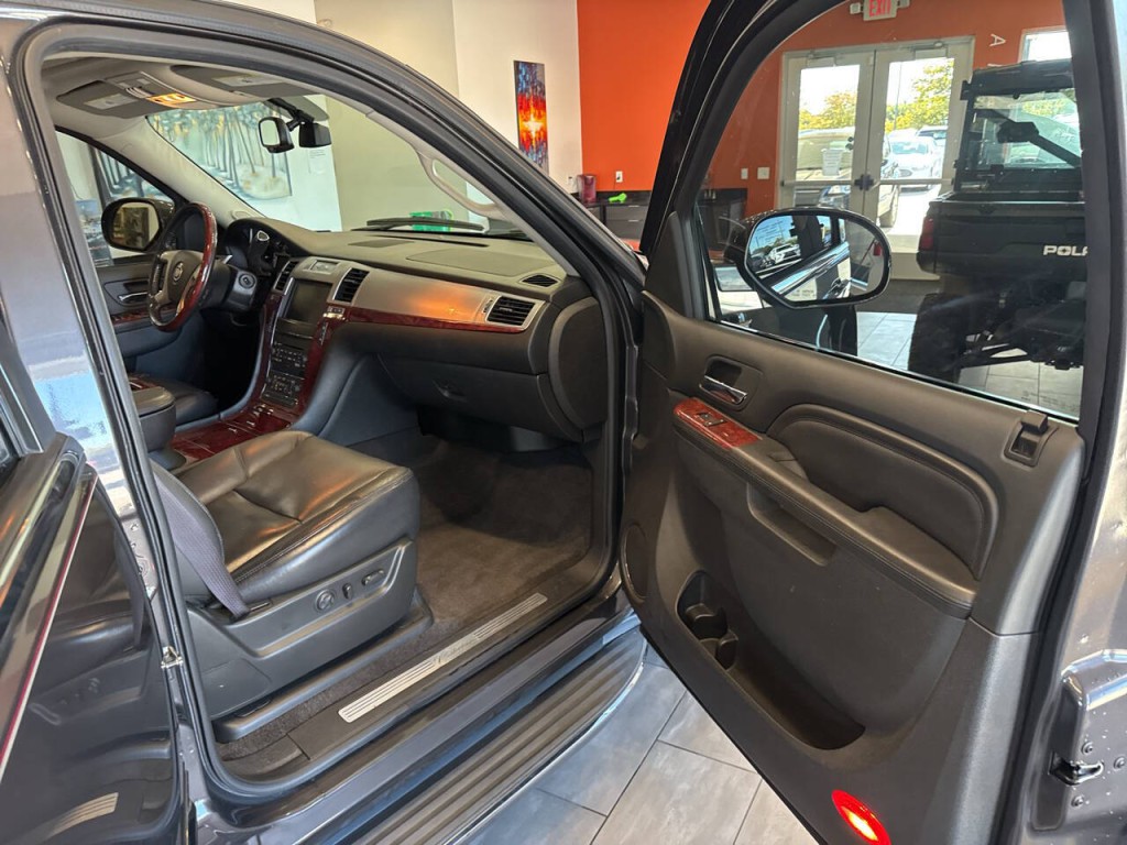 2011 Cadillac Escalade Image 19